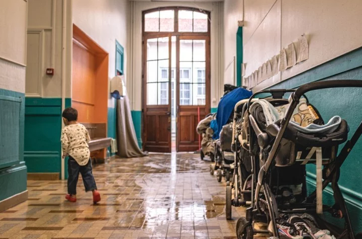 Les poussettes des mères sans abri sont alignées dans le hall de l’école Gilibert, à Lyon. - © Moran Kerinec / Reporterre